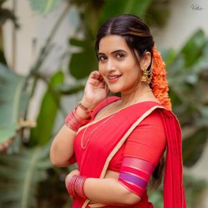 Anchor Sravanthi Chokkarapu in Traditional Red Saree Look