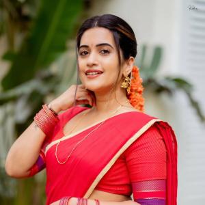 Anchor Sravanthi Chokkarapu in Traditional Red Saree Look