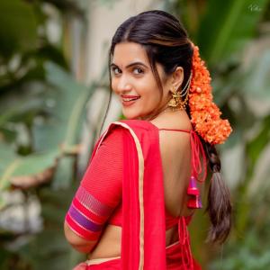 Anchor Sravanthi Chokkarapu in Traditional Red Saree Look