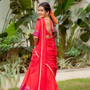 Anchor Sravanthi Chokkarapu in Traditional Red Saree Look