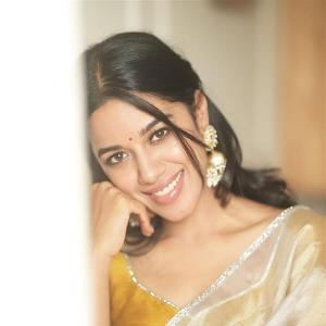 Mirnalini Ravi in Traditional Saree: Elegant Indian Actress Look