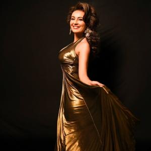Seerat Kapoor in Stunning Golden Gown – A Glamorous Look