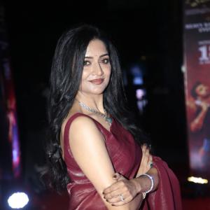 Actress Vimala Raman Exudes Glamour in a Maroon Silk Saree