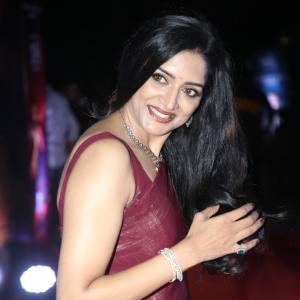 Actress Vimala Raman Exudes Glamour in a Maroon Silk Saree