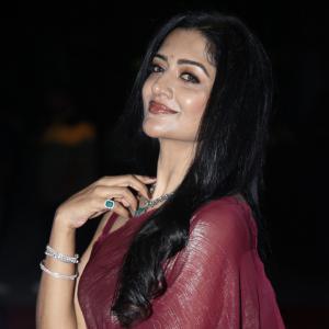 Actress Vimala Raman Exudes Glamour in a Maroon Silk Saree