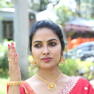 Actress Divi in Elegant Red Saree with Gold Jewelry