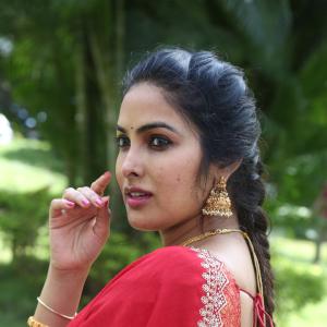Actress Divi in Elegant Red Saree with Gold Jewelry