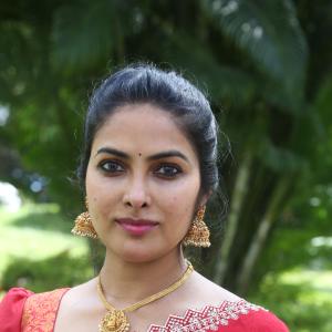 Actress Divi in Elegant Red Saree with Gold Jewelry