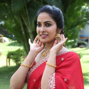 Actress Divi in Elegant Red Saree with Gold Jewelry