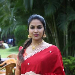 Actress Divi in Elegant Red Saree with Gold Jewelry