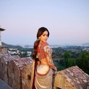 Janhvi Kapoor’s Stunning Traditional and Modern Fashion Looks