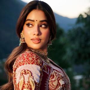Janhvi Kapoor’s Stunning Traditional and Modern Fashion Looks