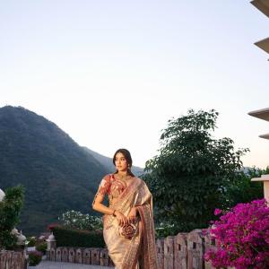 Janhvi Kapoor’s Stunning Traditional and Modern Fashion Looks