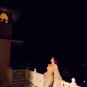 Janhvi Kapoor’s Stunning Traditional and Modern Fashion Looks