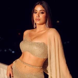 Janhvi Kapoor’s Stunning Traditional and Modern Fashion Looks