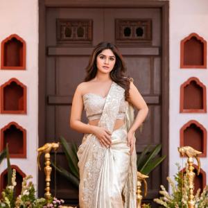 Sanjana Anand Looks Stunning in Elegant Golden Saree: Latest Photoshoot Highlight