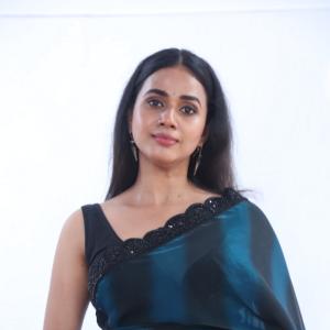 Shreya Rukmini Radiates Grace in Deep Teal Saree: Latest Photoshoot Look