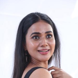 Shreya Rukmini Radiates Grace in Deep Teal Saree: Latest Photoshoot Look