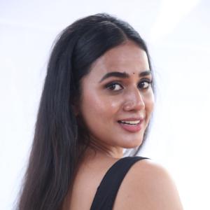 Shreya Rukmini Radiates Grace in Deep Teal Saree: Latest Photoshoot Look