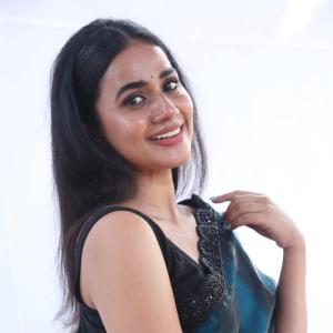 Shreya Rukmini Radiates Grace in Deep Teal Saree: Latest Photoshoot Look