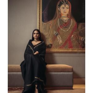 Actress Malavika Mohanan in Elegant Black Saree – Timeless Beauty & Cinematic Portrait