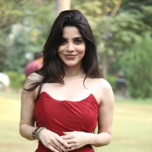 Divya Bharati – Timeless Bollywood Actress Known for Beauty, Grace, and Iconic Style