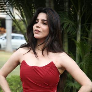 Divya Bharati – Timeless Bollywood Actress Known for Beauty, Grace, and Iconic Style