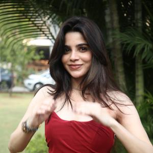 Divya Bharati – Timeless Bollywood Actress Known for Beauty, Grace, and Iconic Style