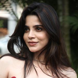 Divya Bharati – Timeless Bollywood Actress Known for Beauty, Grace, and Iconic Style