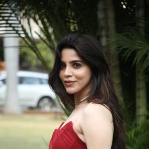 Divya Bharati – Timeless Bollywood Actress Known for Beauty, Grace, and Iconic Style