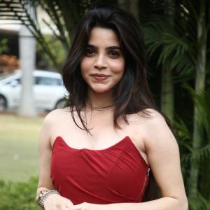 Divya Bharati – Timeless Bollywood Actress Known for Beauty, Grace, and Iconic Style