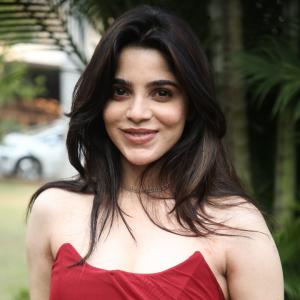 Divya Bharati – Timeless Bollywood Actress Known for Beauty, Grace, and Iconic Style