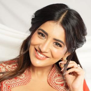 Rashi Singh Radiates Elegance in Traditional Embroidered Outfit – Stunning Portrait Look