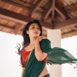 Actress Mirnaa in Elegant Green Saree – Stunning Classic Look