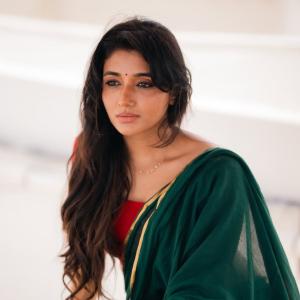 Actress Mirnaa in Elegant Green Saree – Stunning Classic Look