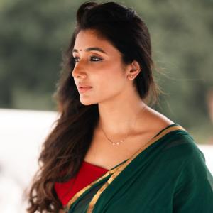 Actress Mirnaa in Elegant Green Saree – Stunning Classic Look