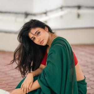 Actress Mirnaa in Elegant Green Saree – Stunning Classic Look