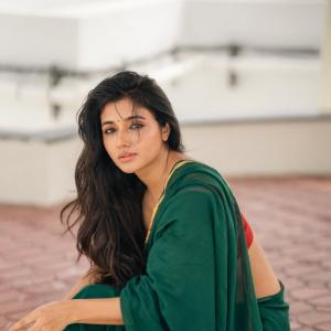 Actress Mirnaa in Elegant Green Saree – Stunning Classic Look