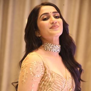 Sakshi Malhotra – Timeless Saree Beauty in Shimmering Gold