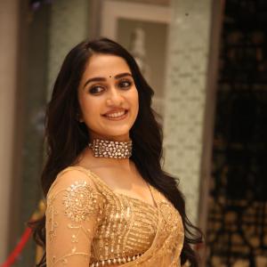 Sakshi Malhotra – Timeless Saree Beauty in Shimmering Gold