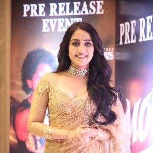 Sakshi Malhotra – Timeless Saree Beauty in Shimmering Gold