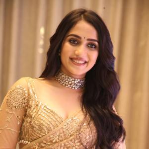 Sakshi Malhotra – Timeless Saree Beauty in Shimmering Gold