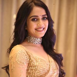 Sakshi Malhotra – Timeless Saree Beauty in Shimmering Gold