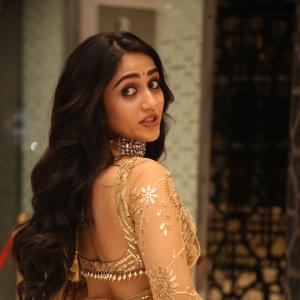 Sakshi Malhotra – Timeless Saree Beauty in Shimmering Gold