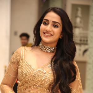 Sakshi Malhotra – Timeless Saree Beauty in Shimmering Gold