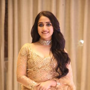 Sakshi Malhotra – Timeless Saree Beauty in Shimmering Gold