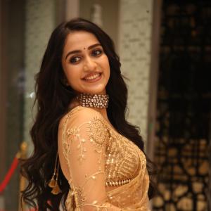 Sakshi Malhotra – Timeless Saree Beauty in Shimmering Gold