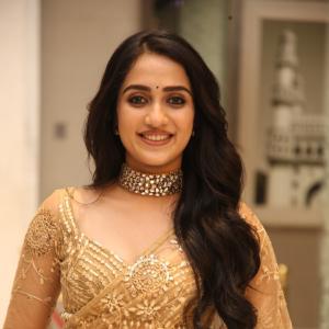 Sakshi Malhotra – Timeless Saree Beauty in Shimmering Gold