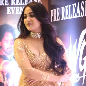 Sakshi Malhotra – Timeless Saree Beauty in Shimmering Gold