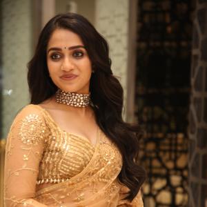 Sakshi Malhotra – Timeless Saree Beauty in Shimmering Gold